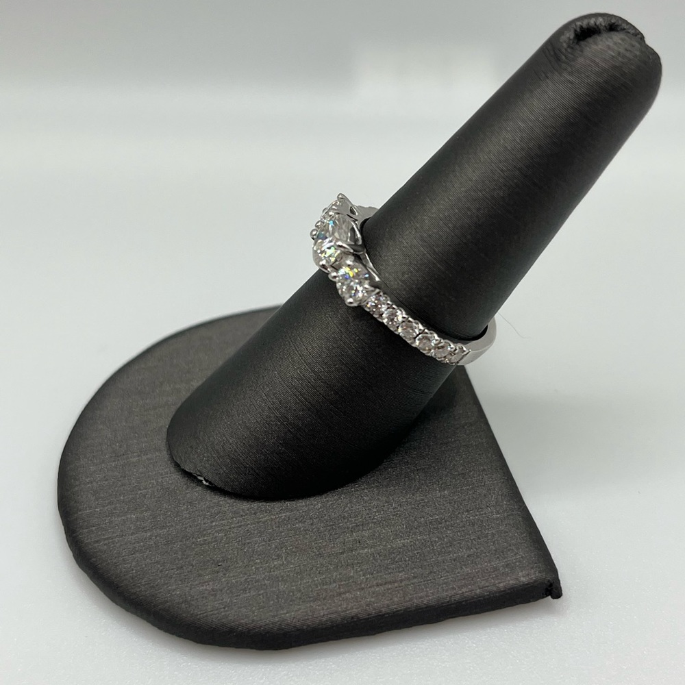 Moissanite ring - Picture 2 of 5